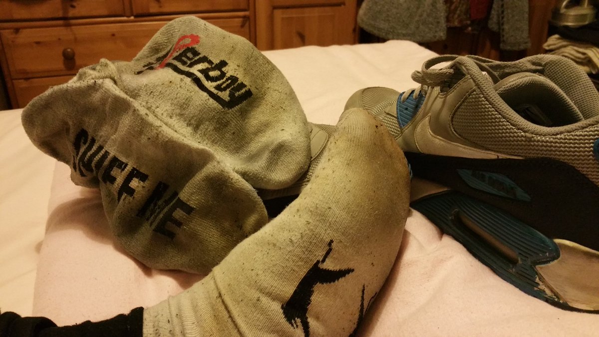 StinkyMaleSocks's tweet photo. Day 16 #3WeeksStraightSocks, in shoes for 17hrs today, imagine that hot, moist stink filling your senses as I pull off each trainer mmm 😈😈😷😷😍👃💦 like to experience it? Feel free to get in touch guys, DM me #Sk8erboy #sockstink #gaysocks #gayfeet #smellysocks #wornsocks 😜 https://t.co/4qghMEqpXu