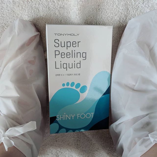 sokdramatic's tweet photo. Time to attack those calluses! @tonymoly.us_official Super Peeling Liquid Shiny Foot
👣
👣
👣
👣
#tonymoly #rasianbeauty #abbloggersofinstagram #abbloggers #abcommunity #asianbeauty #asianskincare #asianbeautyblogger #kbeauty #koreanbeauty #koreanskincar… https://t.co/Z1wzUViFLT https://t.co/9cN6PAoOMf
