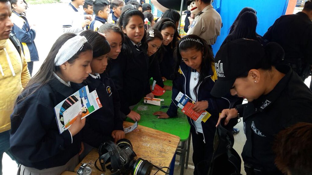 GoberLoja's tweet photo. EVENTO | En la U. E. 27 de Febrero, se llevó a cabo Feria Ciudadana con la participación de varias instituciones tales como @PoliciaEcuador Nacional, @ECU911Loja, @Salud_CZ7. Se dio a conocer los servicios que ofrecen a la ciudadanía cada una de estas entidades estatales. https://t.co/l7AOw9zesB
