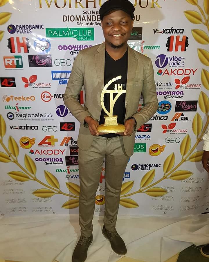 teekeo_ci's tweet photo. Willy DUMBO - - Alasco Gang Meilleure Parodie aux IVOIR HUMOUR AWARDS 2018 https://t.co/QKrR68dvFi