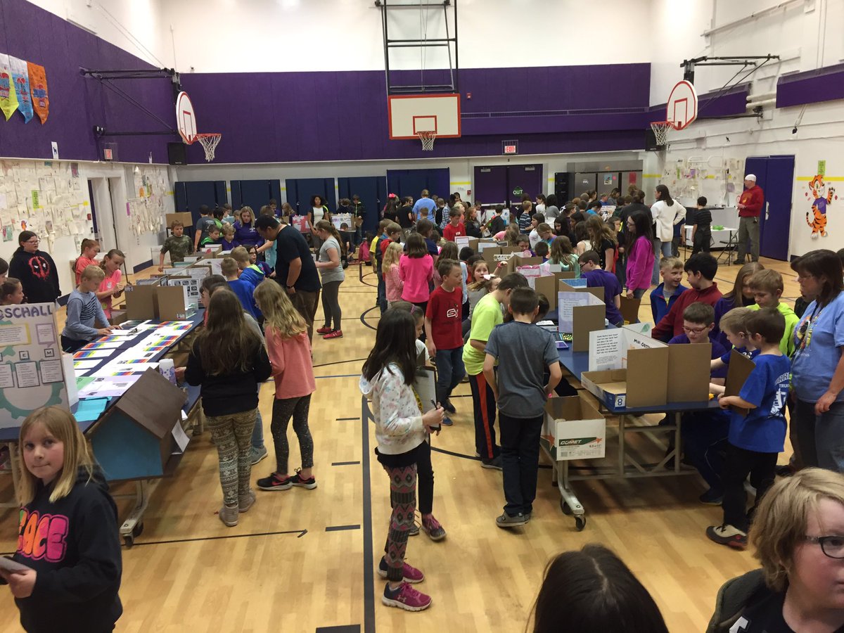 ashleyn627's tweet photo. Technology Showcase was a success! Loved to see so many excited students and all the great teamwork. #schallcode #schall  @SchallElem https://t.co/UXg2KKwZdp