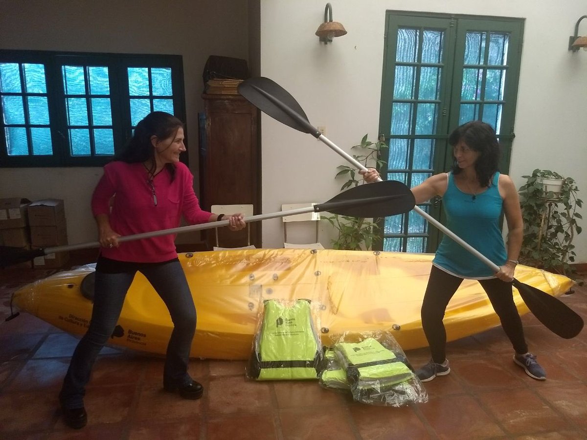 Valperezzon's tweet photo. DGCYE-DEF 
Hoy en #Saladillo el #CEF77 recibió los kayaks, chalecos y remos.
#EducaciónFísica  #Canotaje 
@gzinny @sergesiciliano @Salomon_2015 https://t.co/Qy4nypAJon