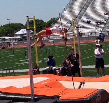 B_r_i_n_l_e_y's tweet photo. I got 2nd place in pole vault and I’m headed to STATE! 🥈#eightfeet #worktodo 💪🏼😤 https://t.co/3U9Y1VAfjR
