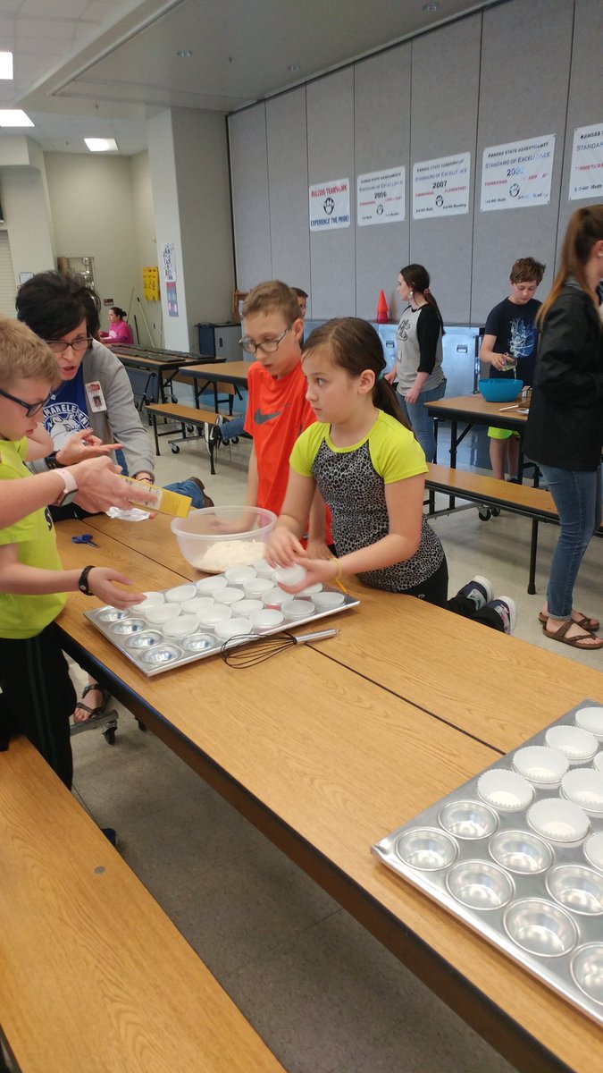 TimBulldogs's tweet photo. 4th grade PLB Cupcake baking time #EmporiaProud https://t.co/kepM9gzR5Q