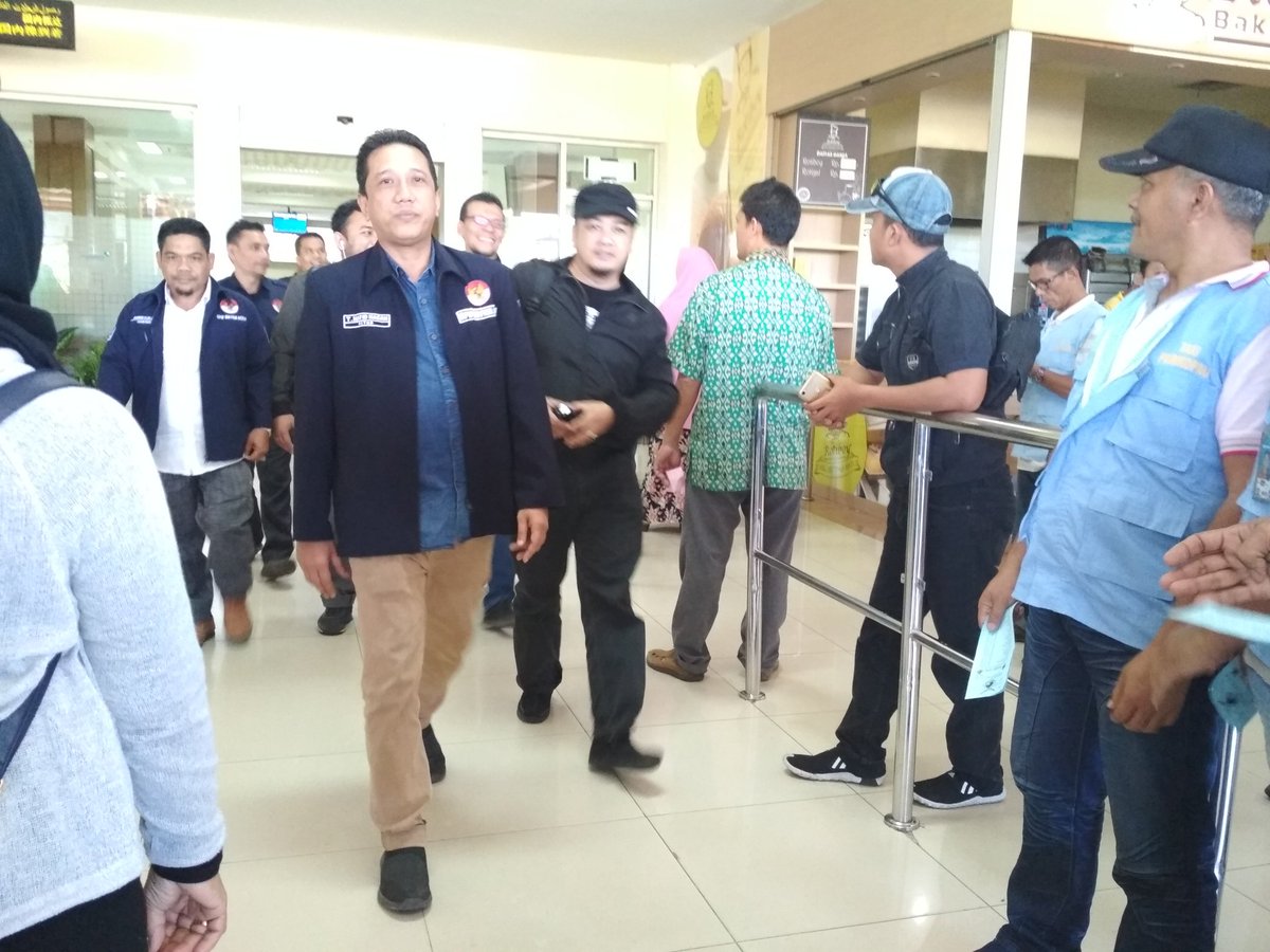 bm_pan_aceh's tweet photo. Dengan semangat persaudaraan dan kebersamaan, sekjend DPP BM PAN telah tiba di Aceh. 

#BMPANAceh
#BMPAN 
#Aceh
#MuswilV_BMPANAceh https://t.co/0DKQf1BSIR