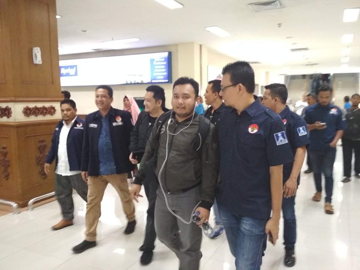 bm_pan_aceh's tweet photo. Dengan semangat persaudaraan dan kebersamaan, sekjend DPP BM PAN telah tiba di Aceh. 

#BMPANAceh
#BMPAN 
#Aceh
#MuswilV_BMPANAceh https://t.co/0DKQf1BSIR