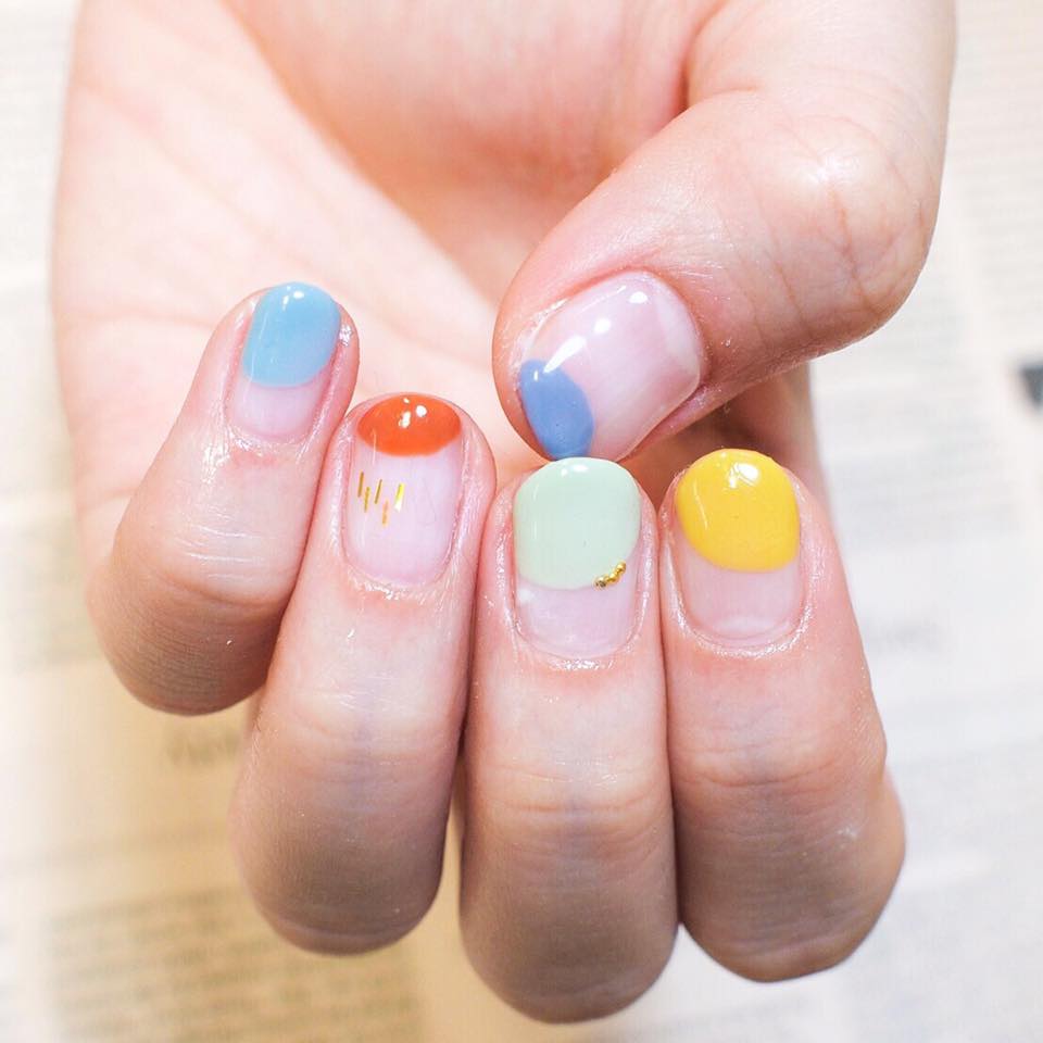 ট ইট র Nail Yumihari 春カラーのカラフル丸フレンチネイル いろいろな角度 深さでユニークに まっすぐホロとスタッズがさらに可愛さを増してくれました 6 500円です Nail ネイル ネイルデザイン ショートネイル ナチュラルネイル ニュアンスネイル