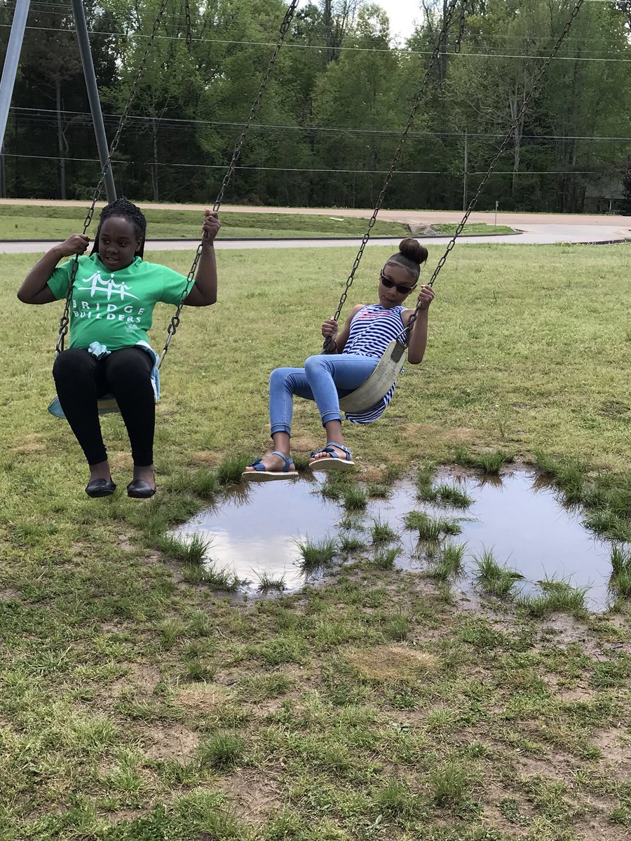 krischapman28's tweet image. A little football, basketball, frisbee and swing time under a lot of sunshine! #Fridayfuntimes. #beautifulday @LMESTigerNation @suptking
