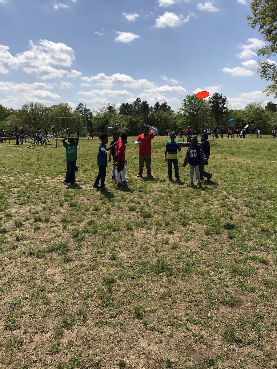 krischapman28's tweet image. A little football, basketball, frisbee and swing time under a lot of sunshine! #Fridayfuntimes. #beautifulday @LMESTigerNation @suptking
