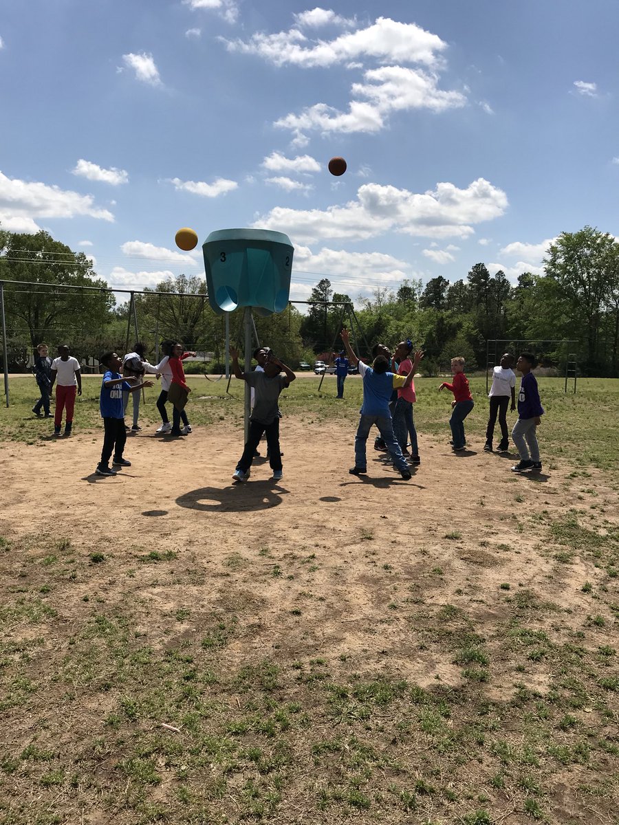 krischapman28's tweet image. A little football, basketball, frisbee and swing time under a lot of sunshine! #Fridayfuntimes. #beautifulday @LMESTigerNation @suptking