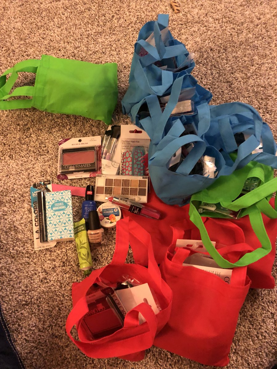 SavingStranger's tweet image. Each one of these bags have makeup for the Domestic Battered Women. You are Loved and You are Worthy. #SavingthePerfectStranger #EllenDegeneress  #Compassion
