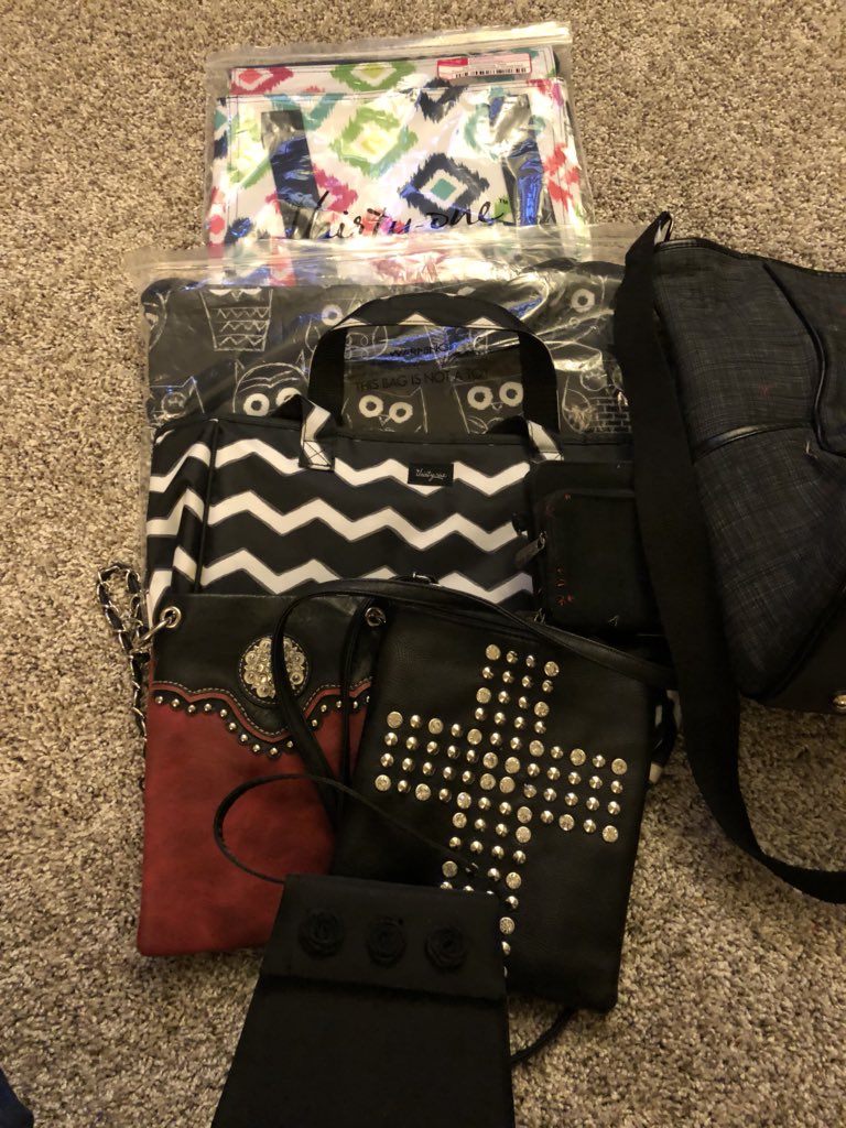 SavingStranger's tweet image. More Purses for the Power of Purse Drive for the Domestic Battered Women in the Shelters. #SavingthePerfectStranger #EllenDegeneress #Compassion