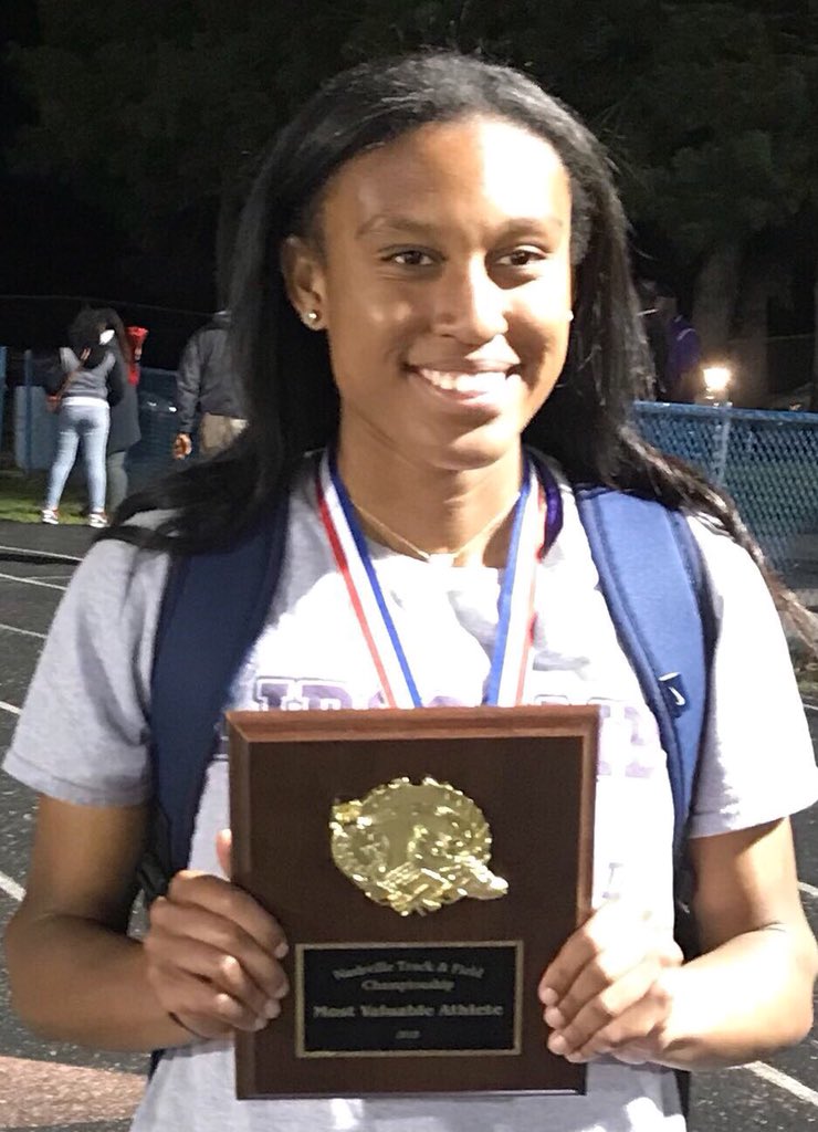 LAmustangTrack's tweet photo. Great night at the track! These ladies all ran well with the 4x100m and Mikele Vickers taken home the honor of City Champions. Mikele was also named Best Female Athlete!!! #Proud #runninfast https://t.co/EqzeghPbqj