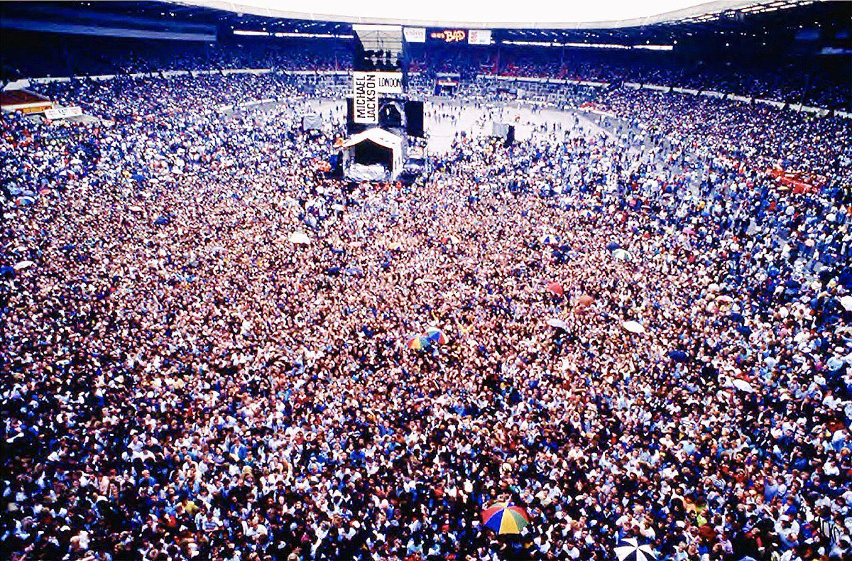 Сколько зрителей на стадионе. Концерт Майкла Джексона на стадионе Уэмбли. Концерт Майкла Джексона в Лондоне на Уэмбли 1988.