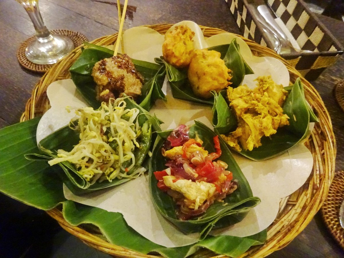 AnnaGarton's tweet photo. Going to miss all our delicious South East Asia eats but looking forward to trying some new #Cardiff grub hubs! @TheMacho_Nacho @Holy_Yolks @GreazyVegan @PuckinPoutine https://t.co/rn5cqZrkjr