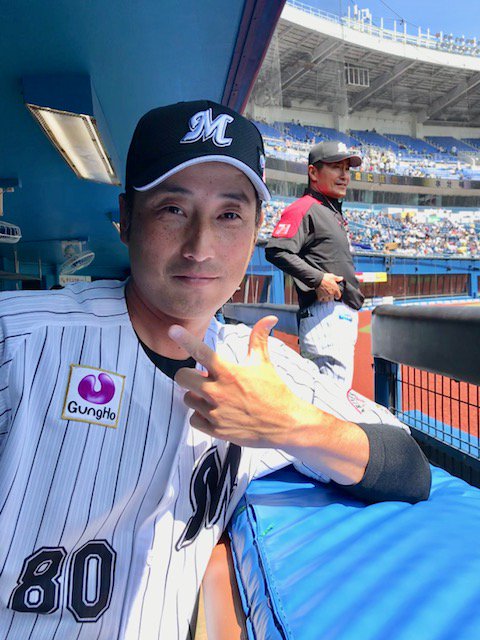 本日、43歳の誕生日の大塚コーチ。今日はサードベースコーチとして腕を