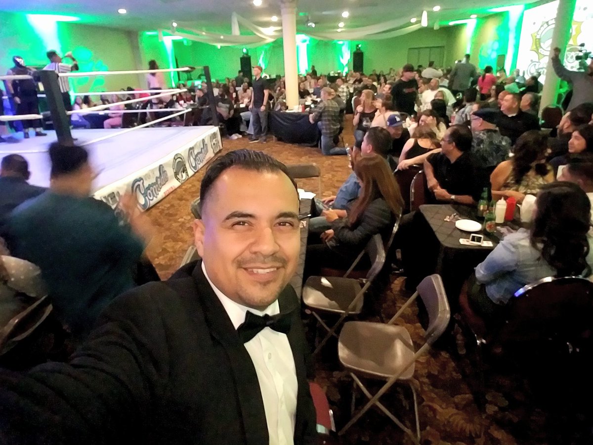thegreatomar1's tweet photo. Performing strolling closeup magic tonight @kneeslapperzcomedy club in #FiestaHall #Whittier #TheGreatOmar #Magic https://t.co/SViAUGgJiF