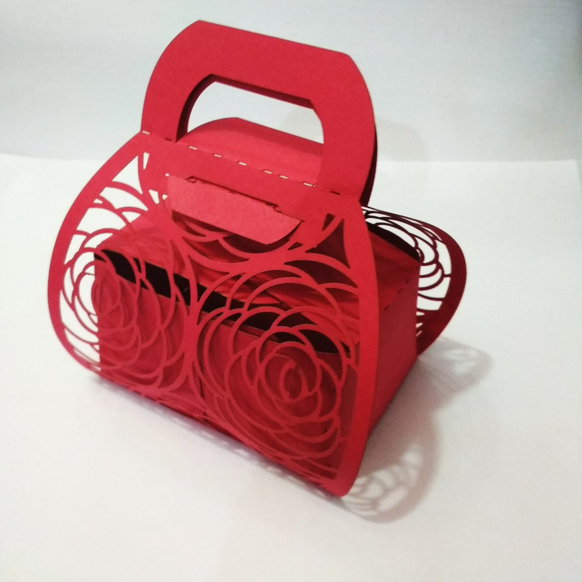 ShubhSaugat's tweet image. #Rose style #paperbox for gifting #chocolatetruffle #muffin #laddu #cosmetics #candies #jewellery etc. Size : inner base in 2.5 by 4 inches and overall this bag is 5 inches long

#paperbag #designerboxes #lucknow  #chocolateboxes #lasercutboxesinIndia #weddingfavors #papercraft