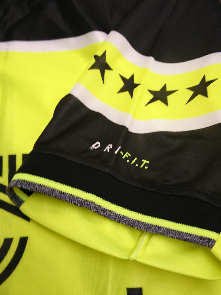 Vintage Sports 商品情報 渋谷店 03 6427 3144 1997 98 ドルトムント 7 999 街着でもフットサルをしても目立つこと間違いなし 黒 蛍光イエローのバランスがカッコいい90年代のサッカーユニフォーム 袖の星 も おしゃれです サッカー