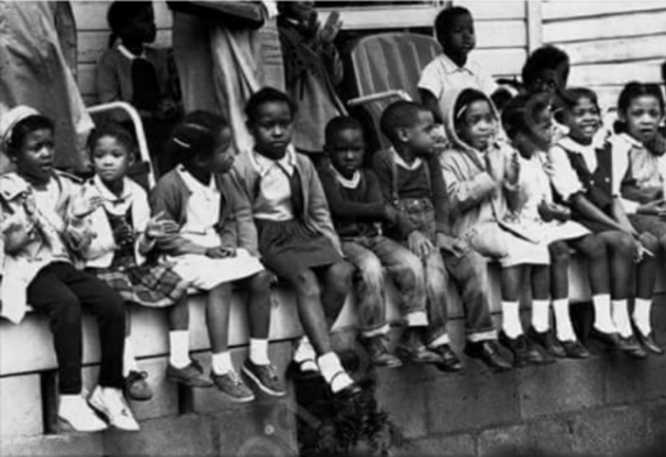 SusanCoolidge1's tweet photo. 10 Poorest Cities in U.S.A - % below poverty level

1. Detroit 32.5%
2. Buffalo 29.9%
3. Cincinnati 27.8%
4. Cleveland 27.0%
5. Miami 26.9%
5. St. Louis 26.8%
7. El Paso 26.4%
8. Milwaukee 26.

9. Philadelphia 25.1%
10. Newark 24.2%

None have had a #Republican Mayor since 1989 https://t.co/EKmkIJP2Pn