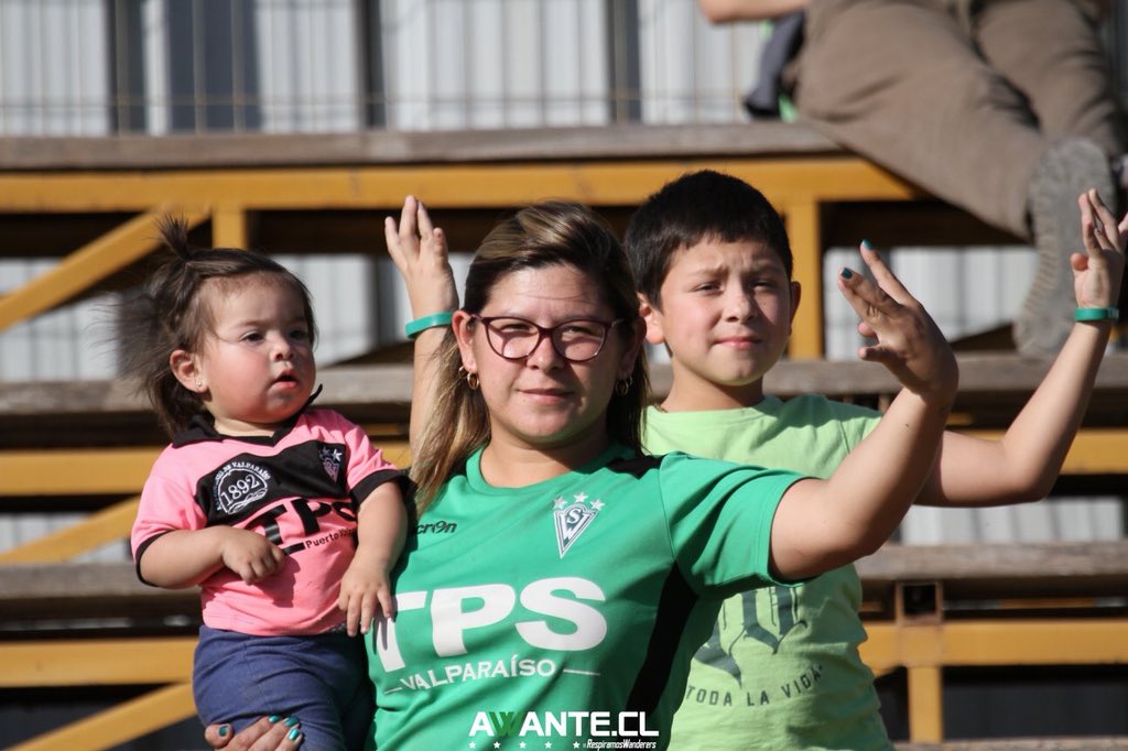 AwanteCL's tweet photo. IGUAL LLEGARON

Cientos de hinchas caturros llegaron hasta La Pintana a acompañar como siempre al decano. Alentaron todo el partido y acá están las mejores imágenes en el álbum con más Awante! 
Fotos: @JoseLealRamirez https://t.co/FMGPMs7cFs