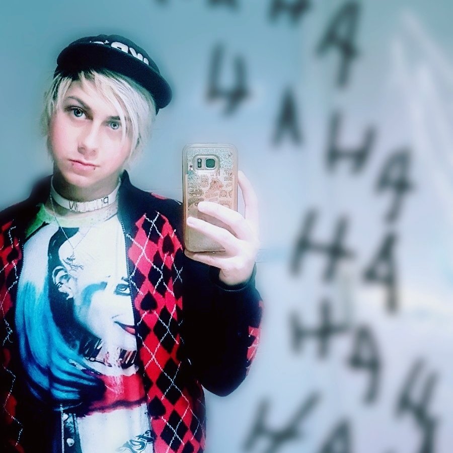 AbbeyKota's tweet photo. #harleyquinn #harley #joker #harleyquinncosplay #dc #dccomics #comic #cosplayer #cosplay #darkstyles #styledark #dark #style #emo #gothic #manga #anime #emogay #gay #crazy #geekboy #glam #glamorous #psychopath #mensfashion #fashionblogger #influencer #blogger #daddyslilmonster https://t.co/OX07XkjZP6