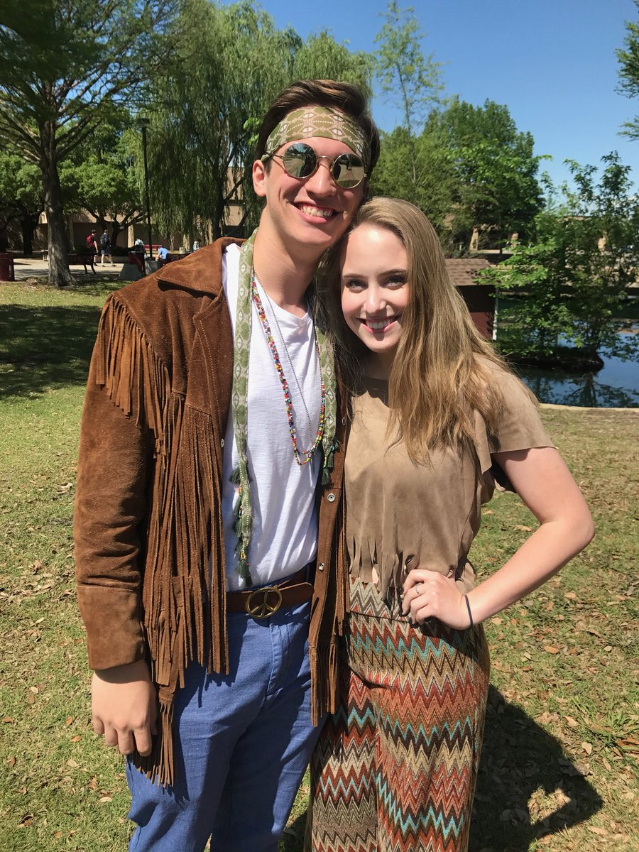 WilliamKuenzer's tweet photo. It’d be groovy if y’all kept the good vibes goin’ and voted me for Prom King!! Head on over to https://t.co/Ukr3bj1TTG and cast your vote while you can!! https://t.co/jiGzlQZ7bL