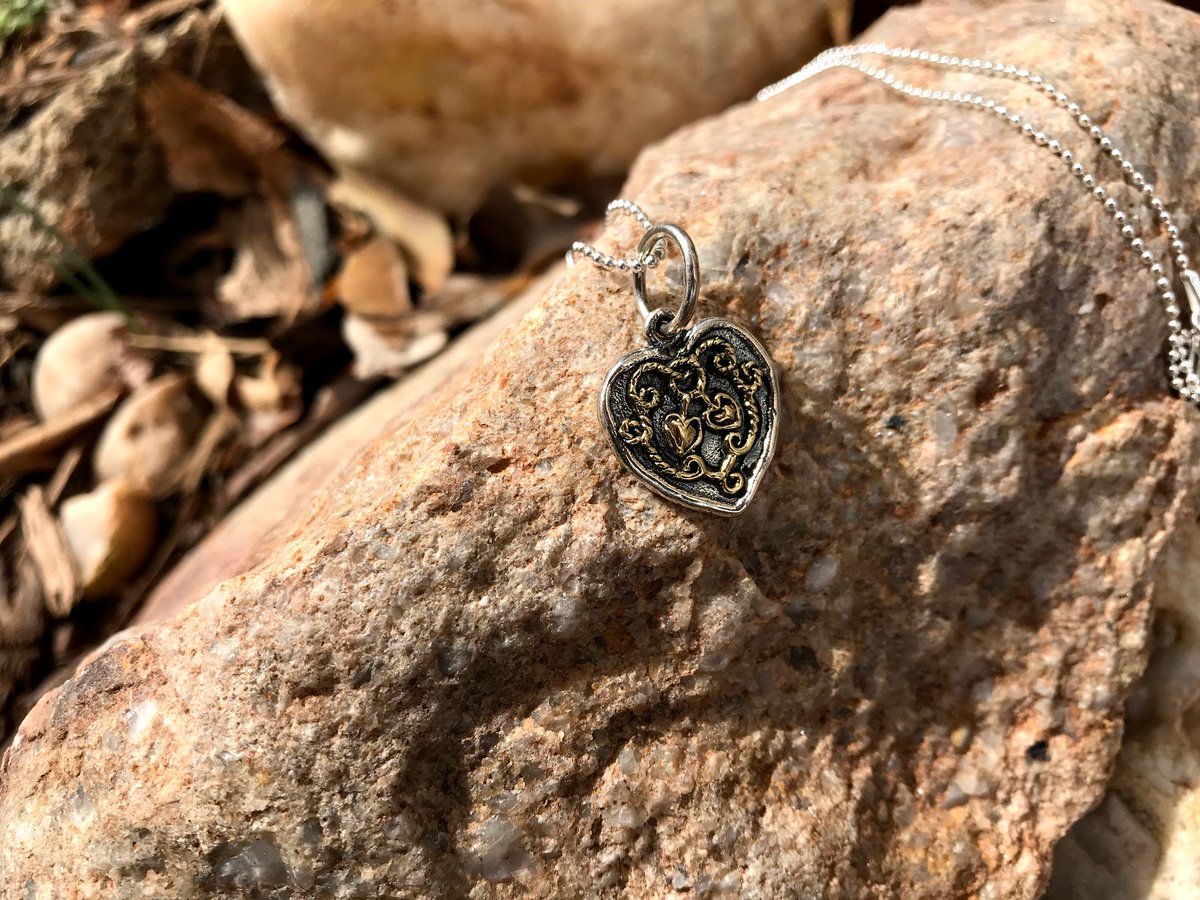 KidCongeniality's tweet photo. #giveawayalert: Check out these gifts for Mothers Day #GiftGuide #GiftIdeas for every #Mom, plus, a #Giveaway! Enter to win a $100 e-card to @Waxing_Poetic #jewelry!! #THBGG #ad #GiftsForMom https://t.co/1zu4yThsMB https://t.co/cWUA7uFJWj https://t.co/qUD26NhjEp