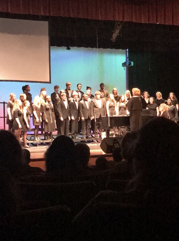 CAPSdance2207's tweet photo. Great concert tonight @BroughtonChorus!! #bhsarts #whyarts https://t.co/OIwvEd2mMg