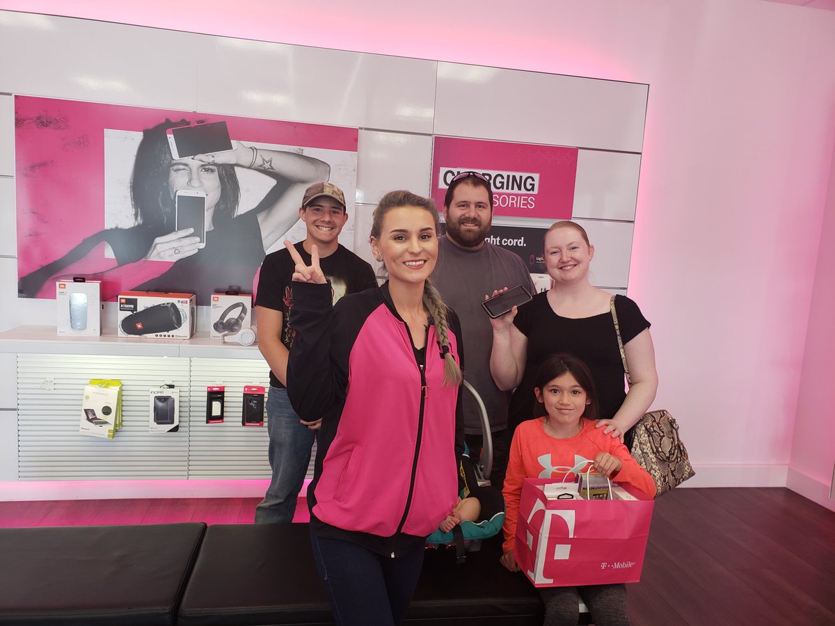 TheMapesy's tweet photo. @DestinyCurliss at it again with #ExtraOrdinary customer service activating this family on our amazing #military plan!!! Way to go above and beyond!!!! #magenta #CustomerObsessed #teamsamsung #thankyouforyourservice #14GLTE #uncarrier @AbbyGBaby23 @Joeywhiting88 @RealEWInc https://t.co/ZFAHvyRvvN