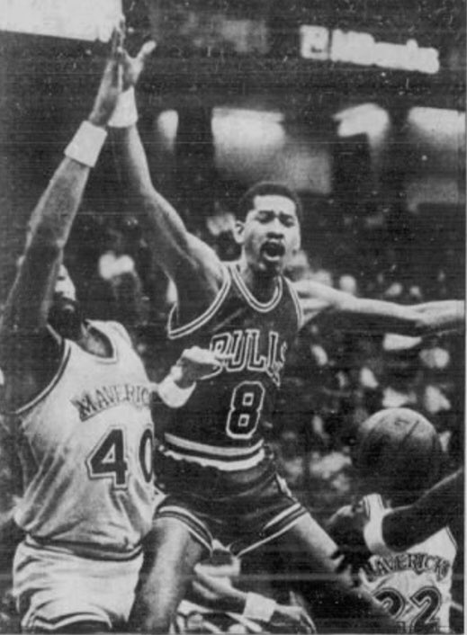 BullsHistory's tweet photo. George Gervinโs only season with the #Bulls netted a season high of 45 points against Dallas on January 27, 1986. Ice dropped 35 points in the first half alone in the Bulls 124-116 loss at Dallas. The Iceman turns 66 today. #NBA #NB86 https://t.co/ZcONuhwKUx