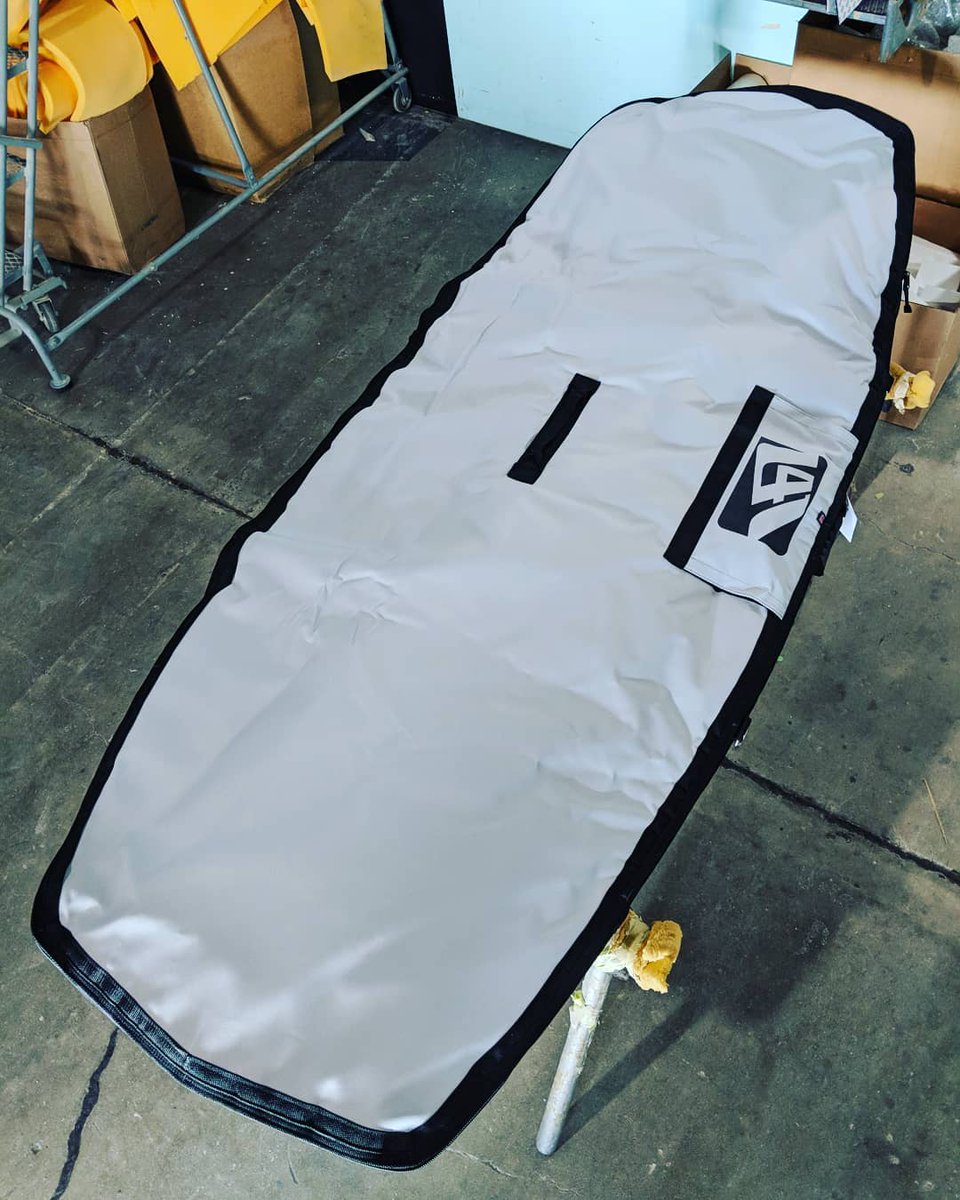 VitaminBlue1999's tweet photo. We make custom travel board bags for all types of boards at our factory in Costa Mesa, CA 🇺🇸
This #boardbag is for a @L41surf SUP foil.
#supfoil #surffoil #suptravel #surftravel https://t.co/O9GY5EZFFM
