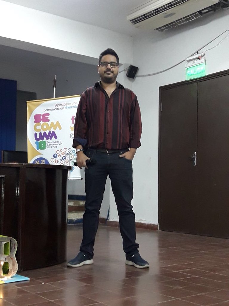 UNAcomunicapy's tweet photo. La última charla de la #SeCOM2018 está a cargo de @jorgecoronel, quien tiene a su cargo hablar sobre Artes y Espectáculos 🤳 https://t.co/TTexlrOOU2