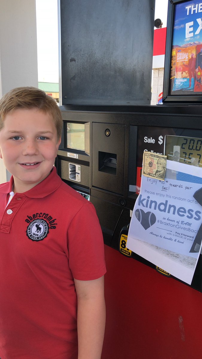 BrittneyLash's tweet photo. This kiddo used his own money to surprise others with #RAOK in Honor of Braxton Medearis! #BraxtonGivesBack #PayingItForward #PeytonAnthony https://t.co/rjm93xzGVe