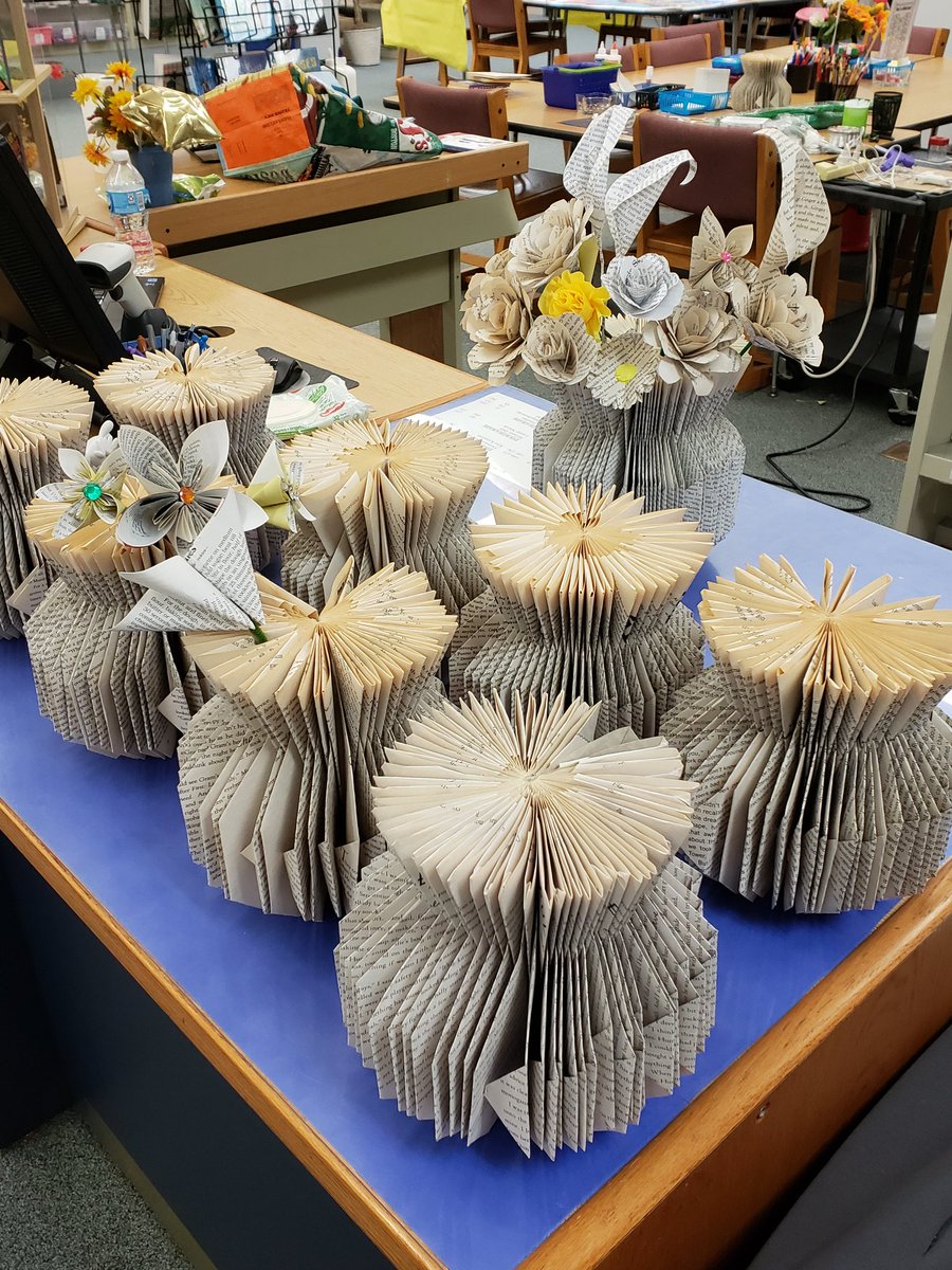 luv2teachtech's tweet image. Yesterday my book folding, flower making crew finished eight vases! They split up the rest of the sixteen books and took them home over the 3-day weekend to finish. Fabulous work! Can&apos;t thank them enough!  #kendallpatriots
