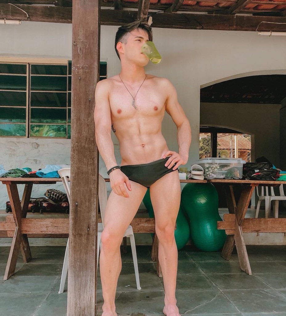 FOTINHO MORDENDO O COPO PRA LEMBRAR VOCÊS DE TOMAREM ÁGUA