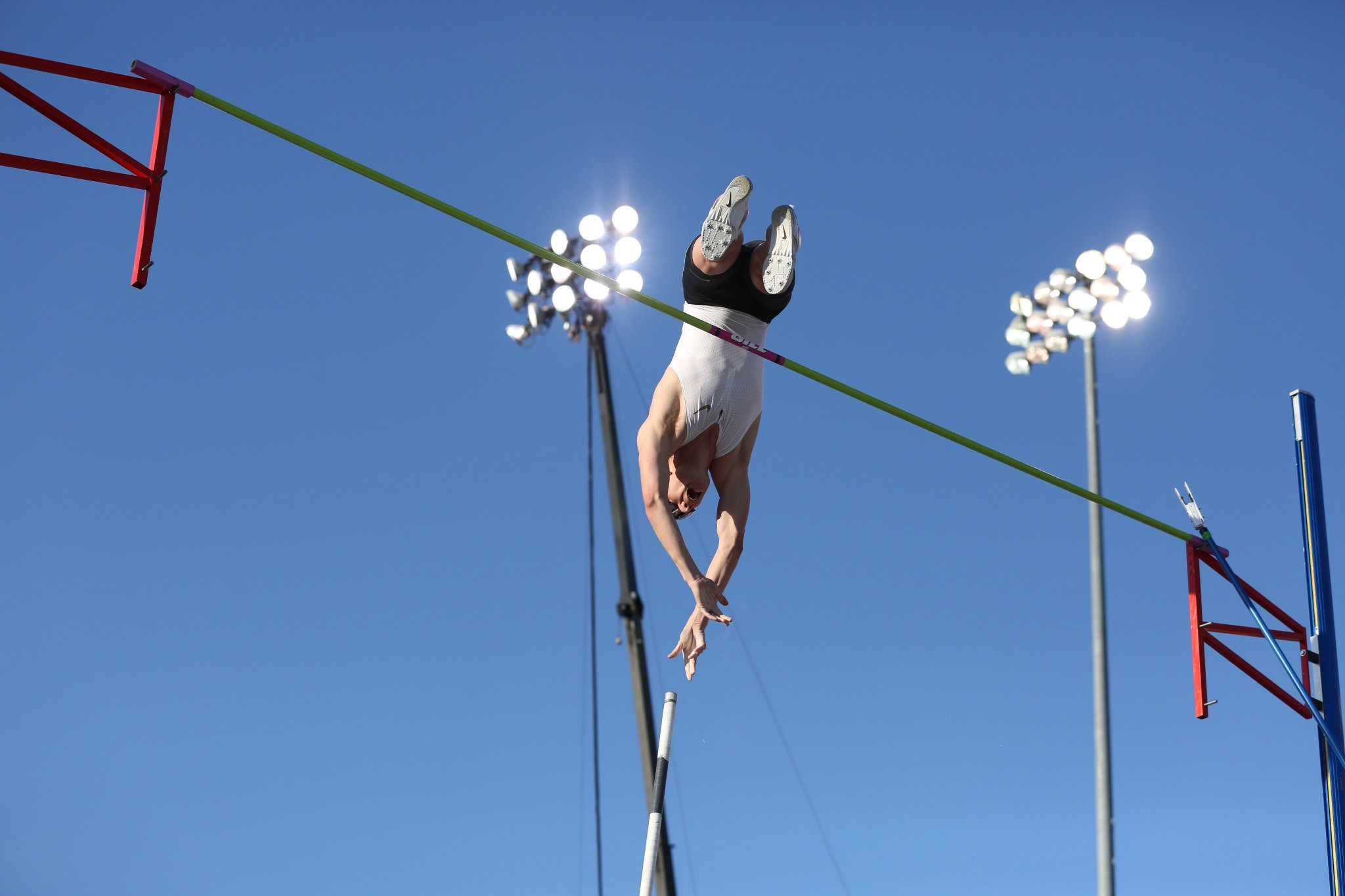 Drake Relays on Twitter "Pole vaulter samkendricks is the Men's Elite Pole Vault champion AND