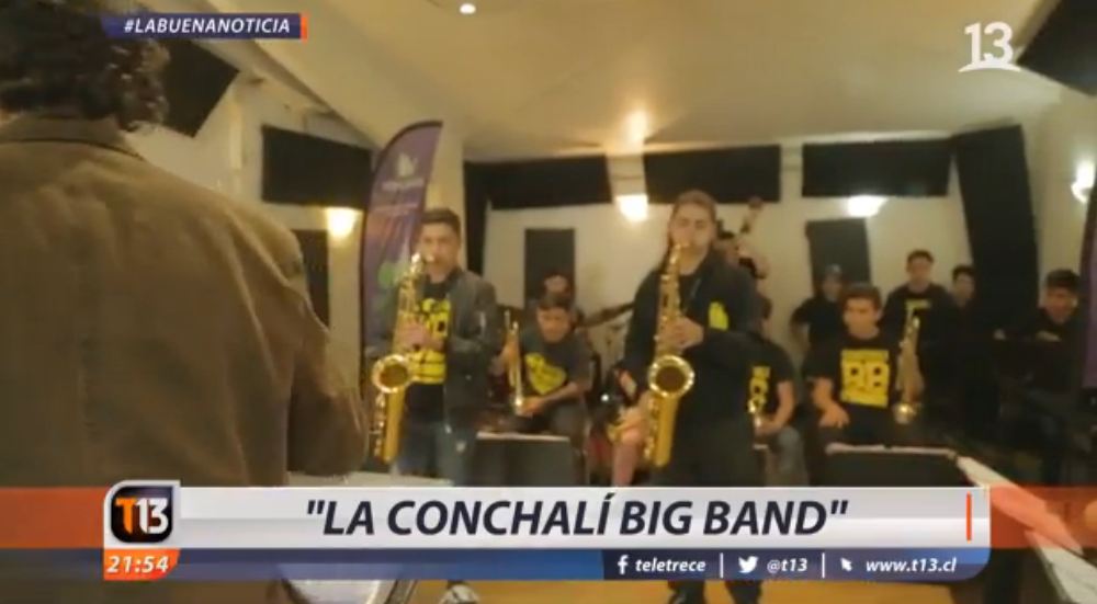 T13's tweet photo. 📺 #T13 | El sueño de "La Conchalí big band", @mariajosetrece nos cuenta la historia.

Comenta con nosotros usando #LaBuenaNoticia. 

Señal EN VIVO »  https://t.co/hF0wvGEOzP https://t.co/mtz4cdy1zU