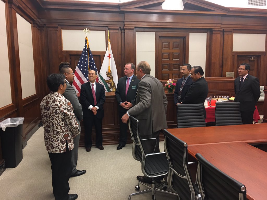 This week @LASDHQ culminated w/ a fantastic roundtable btwn @LACoSheriff & Ambassadors, Consuls General, & other Consular Officers frm 5 #ASEAN nations. Great questions were asked by all present #Cambodia, @CGLAMsia, @kjrilosangeles, #Myanmar, & Philippines. #policediplomacy