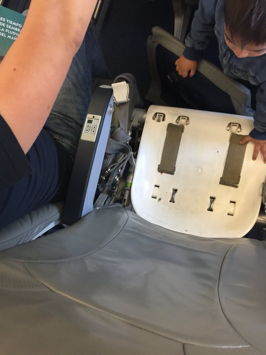 vanhevaz's tweet photo. @interjet qué onda con tus aviones? No pasas ningún control de calidad.... qué vergüenza y además #vueloretrasado #otravez #interjetapestas y le tocó a mi gordo!!! Se cayó y se pegó en la cabeza... 😡😡😡 https://t.co/PB46lOUJxy