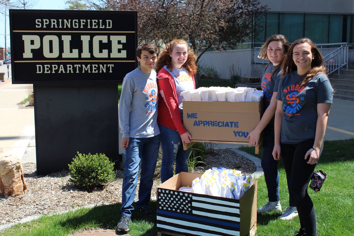 RivertonCUSD14's tweet photo. Today, some of our High School Student Council members spent the afternoon delivering small gift bags of appreciation to our local law enforcement.  We are proud of our students for showing their support to our men and women in Blue! You are an inspiration to us all! https://t.co/NXsNZqHdPm