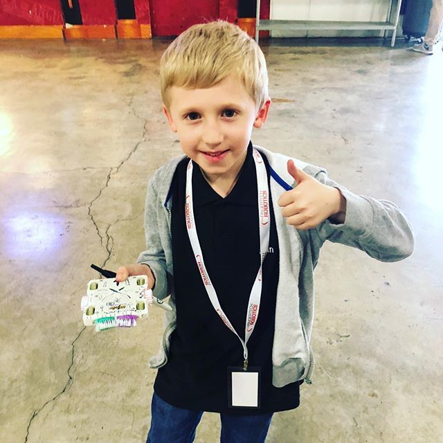 RoboGames's tweet photo. Not all combat comes in big boxes. This is Ace Robotics’ Daniel with Plaque to the Future, and he will clean up the arena WITH YOUR SCRAPS. #robogames #robogames2018 #robotcombat #insectweight #acerobotics https://t.co/OaNfaJ5Bxv https://t.co/RiuHaWQeeP