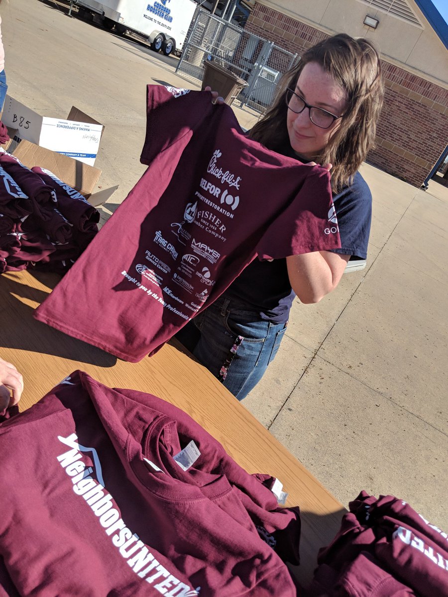 USD265_Goddard's tweet photo. A special thank you to leadership from our @USD265_EHS @EHS_StuCouncil and @USD265_GHS @stuco_ghs for setting up Neighbors United @ServeGoddard with Young Professionals of Goddard! #ServeGoddard #265Pride #ForGoddard https://t.co/dKUJyymV9k