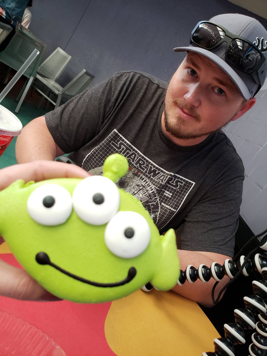 MixingTheMagic's tweet photo. We got to try the #alienmacaron at #PizzaPlanet 👽 https://t.co/jsZjzYFP8W