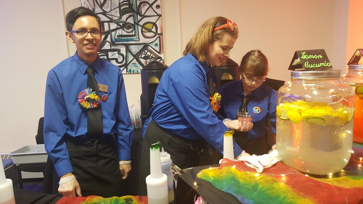 MCCF_Events's tweet image. A couple of EOFW volunteers serving up some delicious fruity drinks! #MCCFundADream