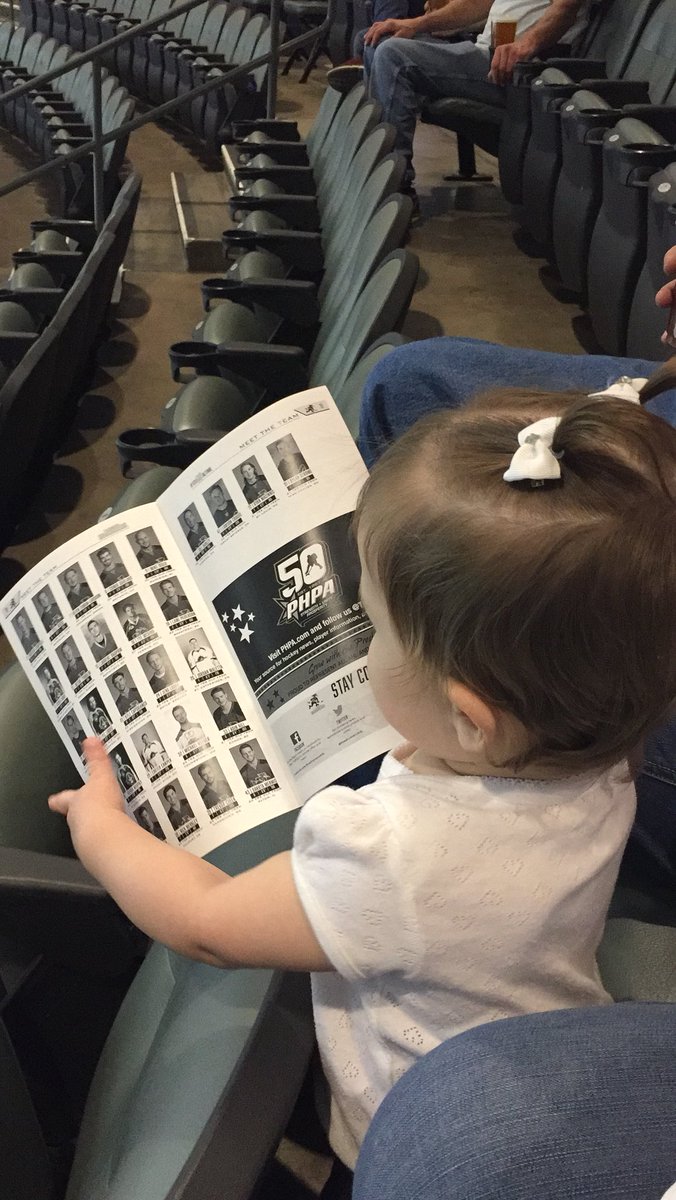 caya_walls's tweet image. Allis’ First WHITEOUT game and her FIRST BIRTHDAY! Looking at her team. #tucsonroadrunners #roadrunnersatplay #birthdaygame #oneyearold #mybabyaintababynomore #WHITEOUTTUCSON #ITSPLAYOFFTIME