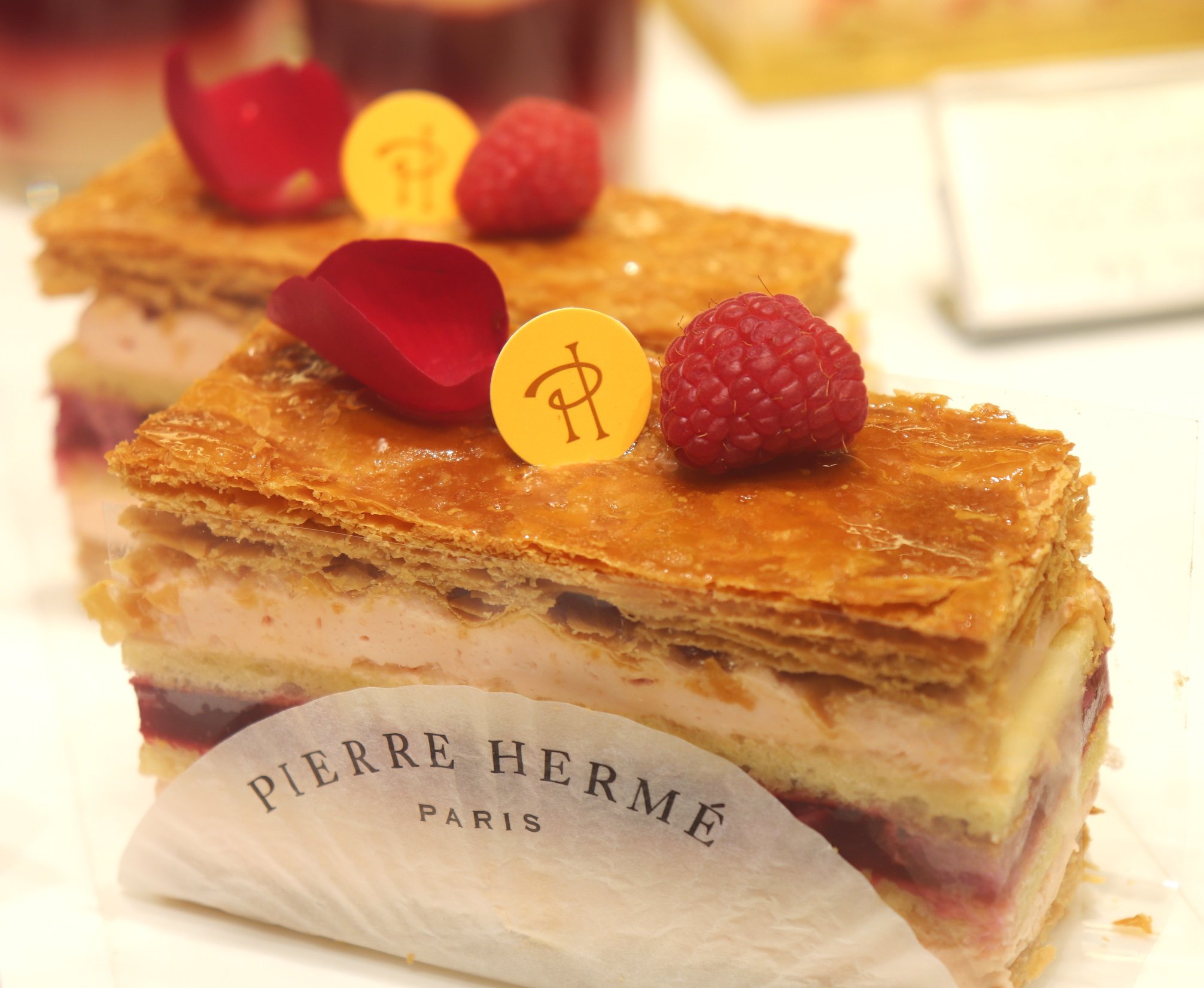 Twitter 上的 日本橋三越本店 Mitsukoshi ピエール エルメ パリ に イスパハン をミルフィーユやチーズケーキ サヴァランにうつした限定品が登場しています フランボワーズ ライチ ローズの組み合わせにアレンジを加えた品々がズラリ 魅力たっぷりの期間