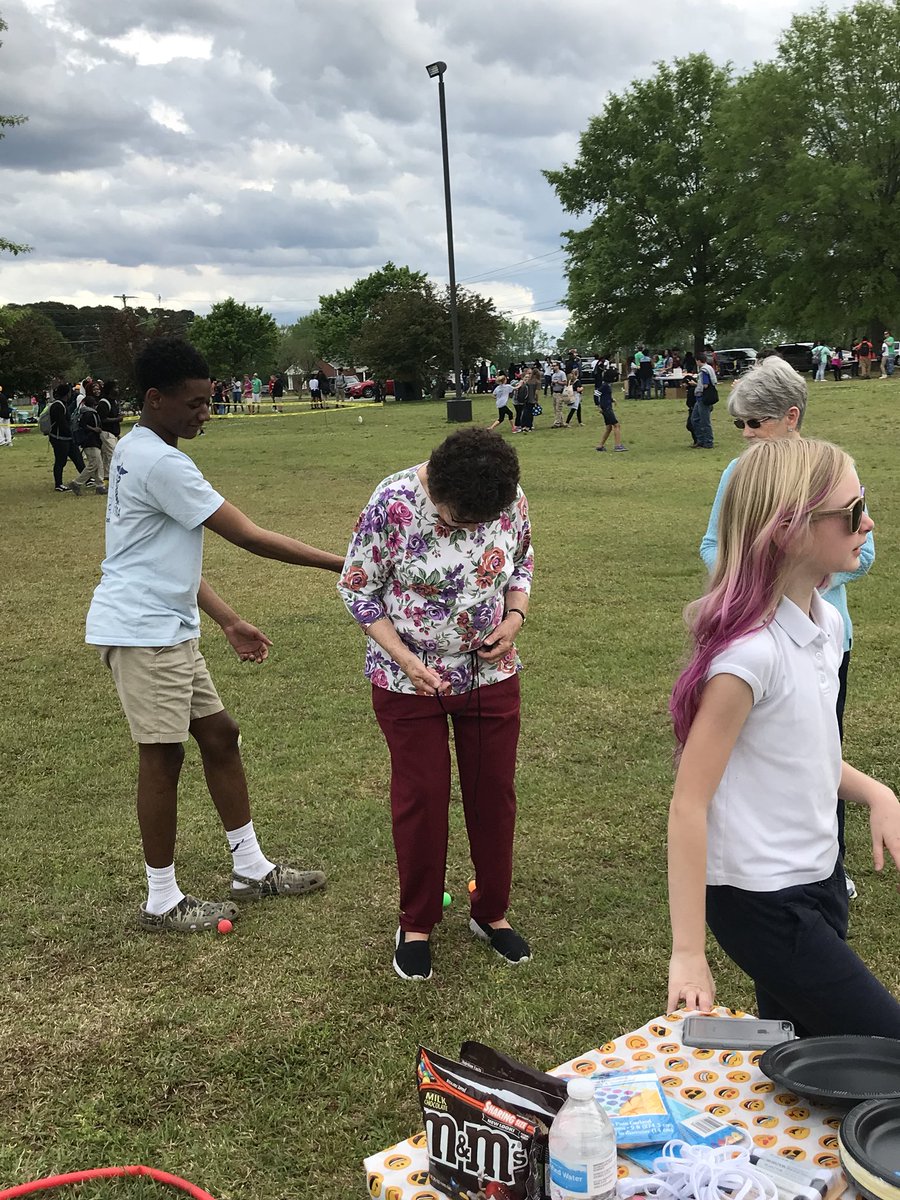 fchslinkcrew's tweet photo. Link Crew had a lot of fun getting community members, staff and kids involved! https://t.co/HoAPN0IF8E