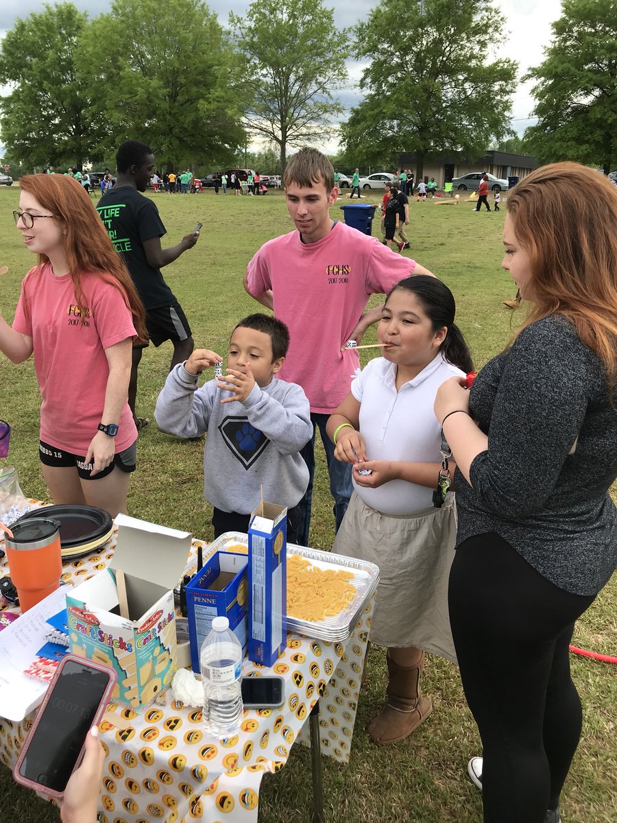 fchslinkcrew's tweet photo. Link Crew had a lot of fun getting community members, staff and kids involved! https://t.co/HoAPN0IF8E