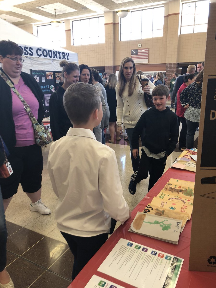 HSSD_mirazygi's tweet photo. Love π seeing students take ownership and share their learning experiences! ππSuch an awesome day! #hssdcreate @HSSD_tlc #BHsailors #ArtsIntegration #Coding https://t.co/JPze1WzCv2